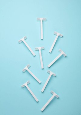 Mavi arka planda tek kullanımlık plastik jiletler. Üst görünüm