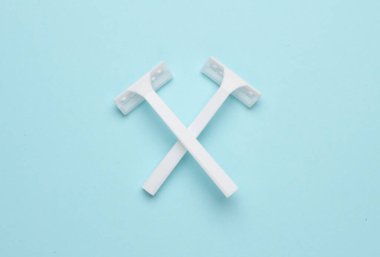 Mavi arka planda tek kullanımlık plastik jiletler. Üst görünüm