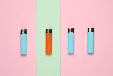 Pastel arka planda plastik çakmakların yaratıcı düzeni