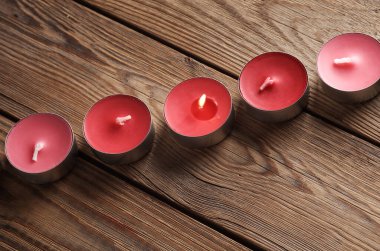 Ahşap arka planda Aroma çayı mumları. Üst görünüm.