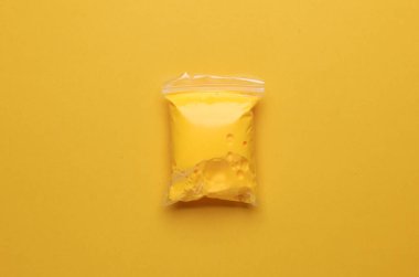 Sarı arka planda hava plasticine paketi. Çocukların yaratıcılığı. Üst görünüm