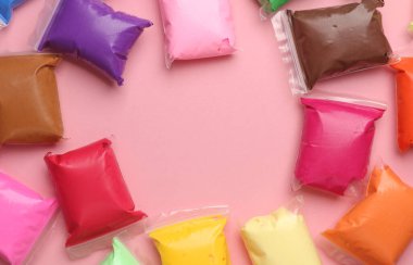 Paketlerdeki hava plastikini, pembe arka plan. Çocukların yaratıcılığı. Üst Manzara. Boşluğu kopyala