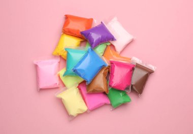 Renkli hava plastiklerinin seti, pembe arka plan. Çocukların yaratıcılığı. Üst görünüm