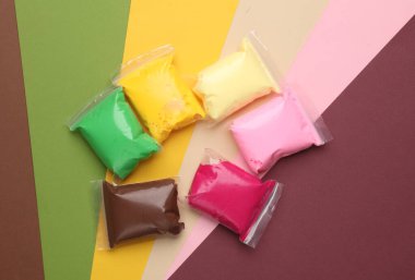 Renkli hava plastiklerinin seti, renkli arka plan. Çocukların yaratıcılığı. Üst görünüm