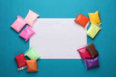 Paketlerde hava plasticini seti, mavi arka plan ve boş kağıt çarşaf. Çocukların yaratıcılığı. Üst Manzara. Boşluğu kopyala