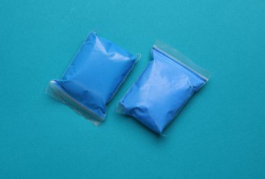 Hava plasticini paketler halinde, mavi arka plan. Çocukların yaratıcılığı. Üst görünüm