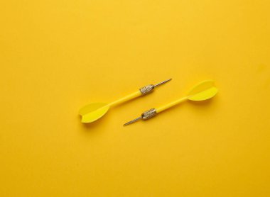 Sarı dart iğneleri mor arka planda. Üst görünüm