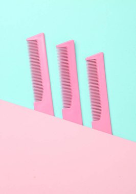 Pembe pembe arka planda pembe plastik taraklar. Güzellik ve moda minimalizmi hala hayat