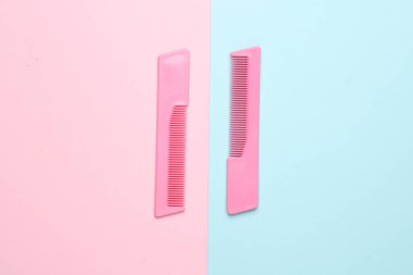 Pembe pembe arka planda pembe plastik taraklar. Güzellik ve moda minimalizmi hala hayat