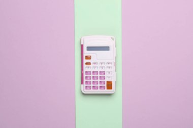 Pembe mavi arka planda hesap makinesi. Üst görünüm