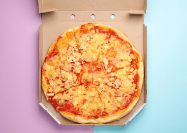 Mavi-pembe arka planda kutuda pizza. Üst görünüm