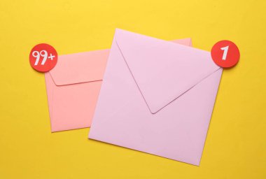 Sarı arkaplanda uyarı simgeleri olan zarflar