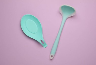 Pastel arka planda silikon mutfak aletleri. Üst görünüm