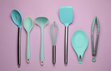 Pastel arka planda silikon mutfak aletleri. Üst görünüm