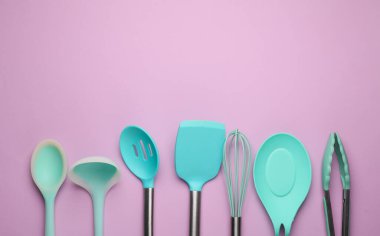 Pastel arka planda silikon mutfak aletleri. Üst görünüm