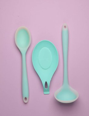 Pastel arka planda silikon mutfak aletleri. Üst görünüm