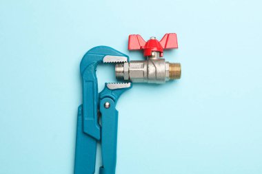 Mavi arka planda top valfi olan ayarlanabilir anahtar