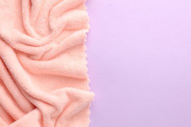 Mor arkaplanda buruşuk pembe tüylü kumaş, kopyalama alanı