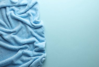 Mavi arkaplanda buruşuk mavi kumaş, boşluğu kopyala
