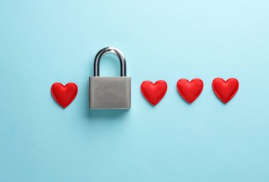 Mavi arka planda kalpleri olan bir kilit. Aşk konsepti