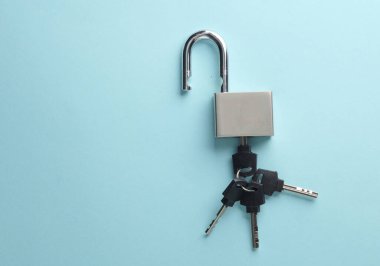Mavi arkaplanda tuşları olan açık metal kilit