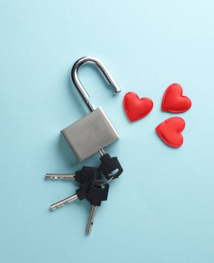 Mavi arka planda kalpleri olan bir kilit. Aşk konsepti