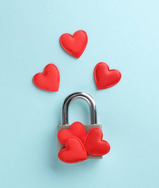 Mavi arka planda kalpleri olan bir kilit. Aşk konsepti