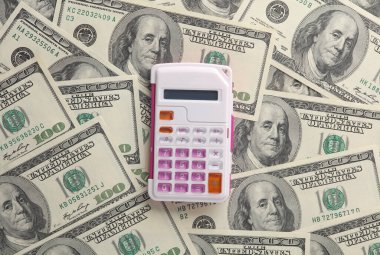 Yüzlerce dolarlık banknotların hesap makinesi.