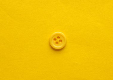 Sarı arkaplanda plastik sarı düğmeler