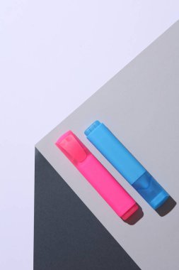 Gri küpün köşesindeki işaretler. Optik geometrik yanılsama. Yaratıcı düzen. Minimalizm