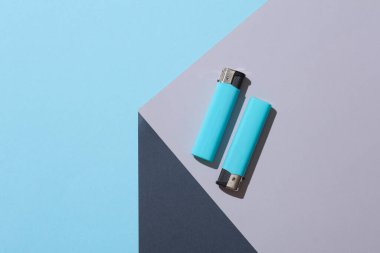 Gri küpün köşesindeki çakmaklar. Optik geometrik yanılsama. Yaratıcı düzen. Minimalizm. Güzellik konsepti