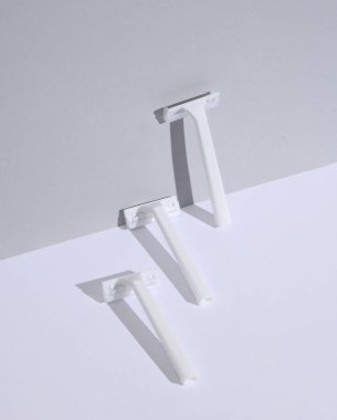 Beyaz gri arka planda beyaz jiletler. Güzellik konsepti. Yaratıcı düzen, minimalizm