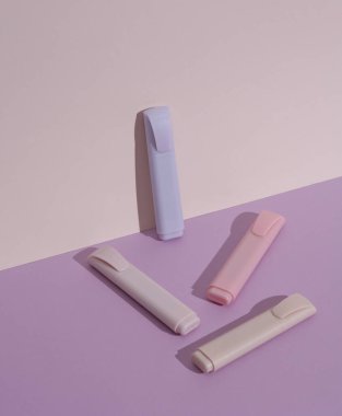 Pastel arka planda gölgeli işaretler var. İş, eğitim kavramı. Yaratıcı düzen, minimalizm