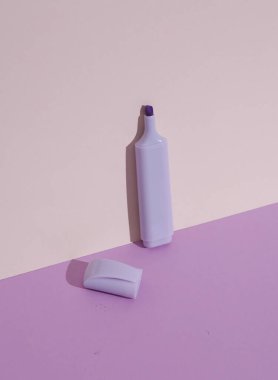 Pastel arka planda gölgeli işaretler. İş, eğitim kavramı. Yaratıcı düzen, minimalizm