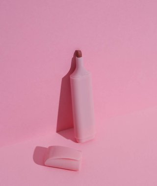 Pembe arka planda işaret var. İş, eğitim kavramı. Yaratıcı düzen, minimalizm. Modern sanat