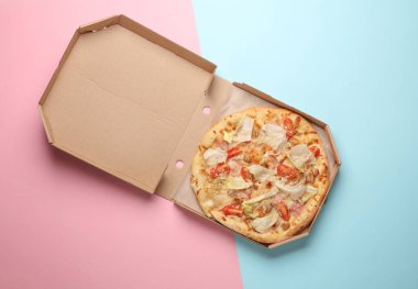 Üzerinde pembe mavi arka planda pizza olan karton kutuyu aç. Üst görünüm