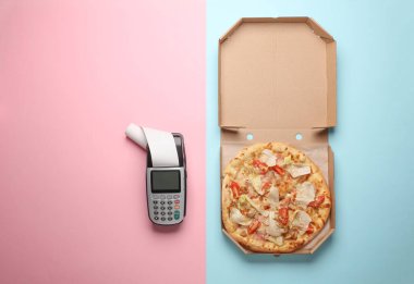 Pembe arka planda postal terminali olan pizza kutusu. Üst görünüm