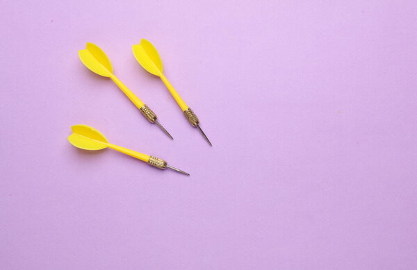 Желтые стрелы на фиолетовом пастельном фоне