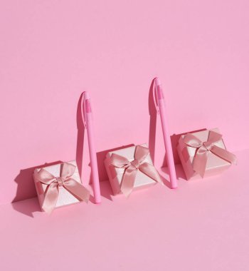 Pembe renk trendi. Kalemler ve hediye kutuları. Yaratıcı yerleşim