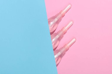 Pembe arka planda iki vajinal lavman. Kadın sağlığı. Yaratıcı yerleşim