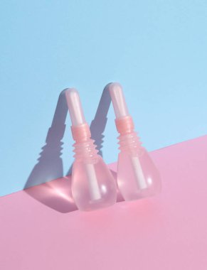 Mavi pembe arka planda iki vajinal lavman. Kadın Sağlığı