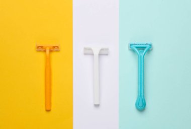 Renkli bir arka planda plastik jiletler. Güzellik konsepti