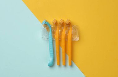 Kağıt bir arka planda plastik ustura seti