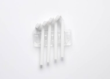 Beyaz arkaplanda beyaz plastik ustura seti