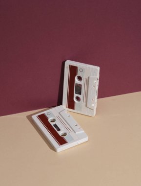 Burgundy bej arka planda gölgeli Retro 80 ses kasetleri. Yaratıcı düzen, minimalizm, müzik aşığı