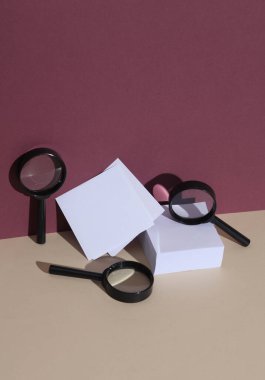 Burgonya bej arka plan ve gölgeli not kağıtları olan büyüteç. Yaratıcı düzen. Asgari iş konsepti. Kavramsal durgun hayat