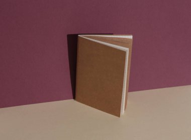 Burgundy bej kapaklı bir defter. Minimalizm. Yaratıcı yerleşim