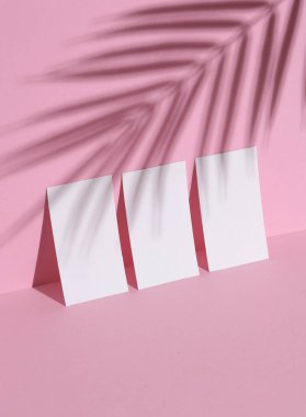 Pembe arka planda, gölgeli beyaz kartvizit. Yaratıcı iş planı. Model, tasarım şablonu