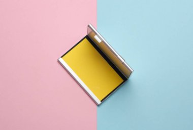 Pembe mavi arka planda sarı kartvizitli metal kutu sahibi.
