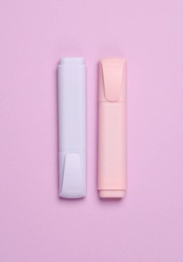 Pastel arka planda renkli keçeli kalemler. Üst Manzara. Yaratıcı yerleşim